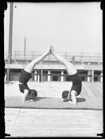 WWA-V-006729-0000 - Due donne che eseguono esercizi ginnici - Data dello scatto: 1932 ca. - Archivi Alinari, Firenze
