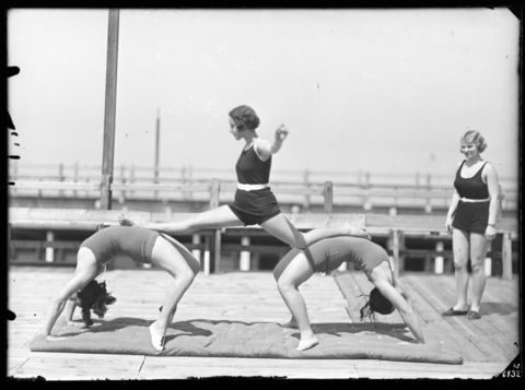 WWA-V-006732-0000 - Tre donne eseguono esercizi ginnici - Data dello scatto: 1932 ca. - Archivi Alinari, Firenze