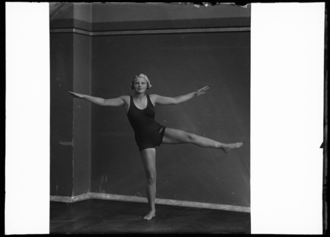 WWA-V-006736-0000 - Esercizio ginnico dell'atleta Paola Paulin - Data dello scatto: 1935 - Archivi Alinari, Firenze