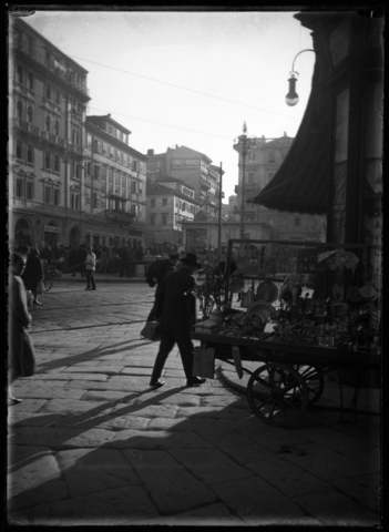 WWA-V-006768-0000 - Mercatino a Trieste - Data dello scatto: 1935 ca. - Archivi Alinari, Firenze