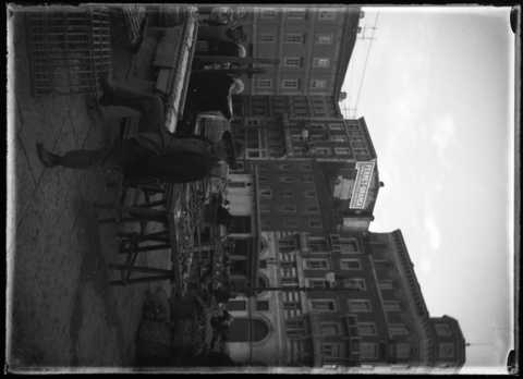 WWA-V-006773-0000 - Banchi di frutta e verdura al mercato di Piazza Ponterosso a Trieste - Data dello scatto: 1935 ca. - Archivi Alinari, Firenze