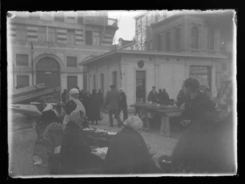 WWA-V-006774-0000 - Banchi di frutta e verdura al mercato di Piazza Ponterosso a Trieste - Data dello scatto: 1935 ca. - Archivi Alinari, Firenze