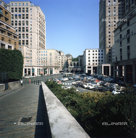 ZCA-S-000186-0018 - Piazza Dante a Genova - Data dello scatto: 1971 - Archivi Alinari, Firenze