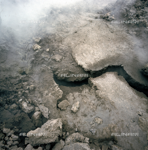 ZCA-S-000274-0008 - Fumarola sulla cima del vulcano Etna - Data dello scatto: 1970 ca. - Archivi Alinari, Firenze