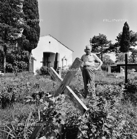 ZIA-S-011041-0003 - Il pittore sloveno Lojze Spacal (1907-2000) nella sua casa sul Carso - Data dello scatto: 1970-1980 - Archivi Alinari, Firenze