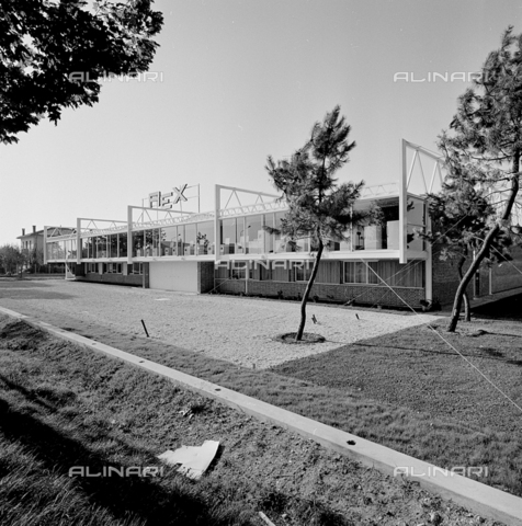 ZIA-S-210300-0006 - Stabilimento per la vendita di elettrodomestici Rex, Udine - Data dello scatto: 10/1962 - Archivi Alinari, Firenze