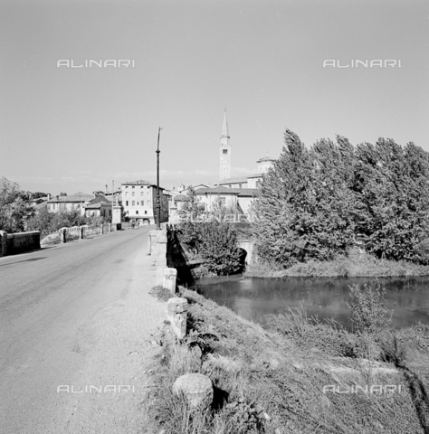 ZIA-S-210300-0011 - Veduta di Pordenone, sede di uno stabilimento per la vendita di elettrodomestici Rex - Data dello scatto: 10/1959 - Archivi Alinari, Firenze