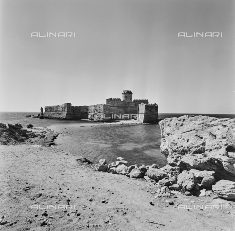 ZIA-S-3000II-0002 - Veduta del castello aragonese di Le Castella, Isola di Capo Rizzuto, Crotone - Data dello scatto: 1960 ca. - Archivi Alinari, Firenze