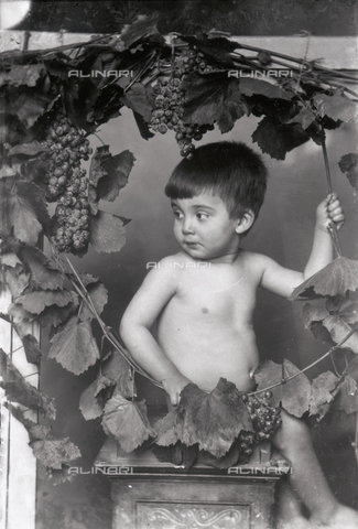 tca-f-000596-0000 - Nudo di Antonio Trombetta jr. con grappoli di uva (prova per "L'Autunno") - Data dello scatto: 1914 - Archivi Alinari, Firenze